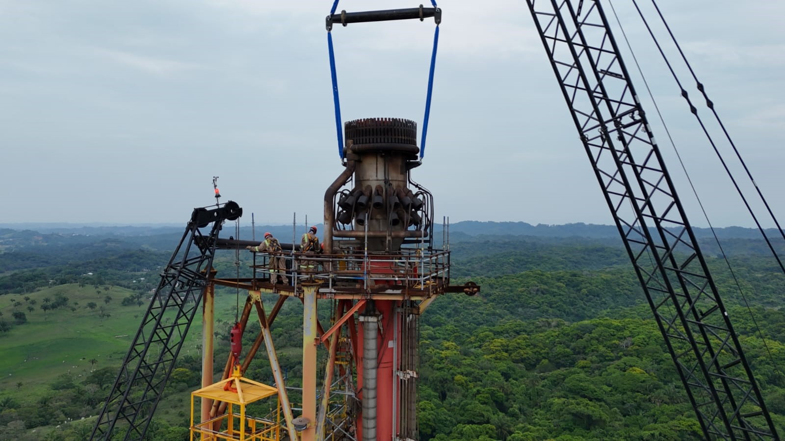 Instalación de boquilla en quemador elevado de Braskem Idesa